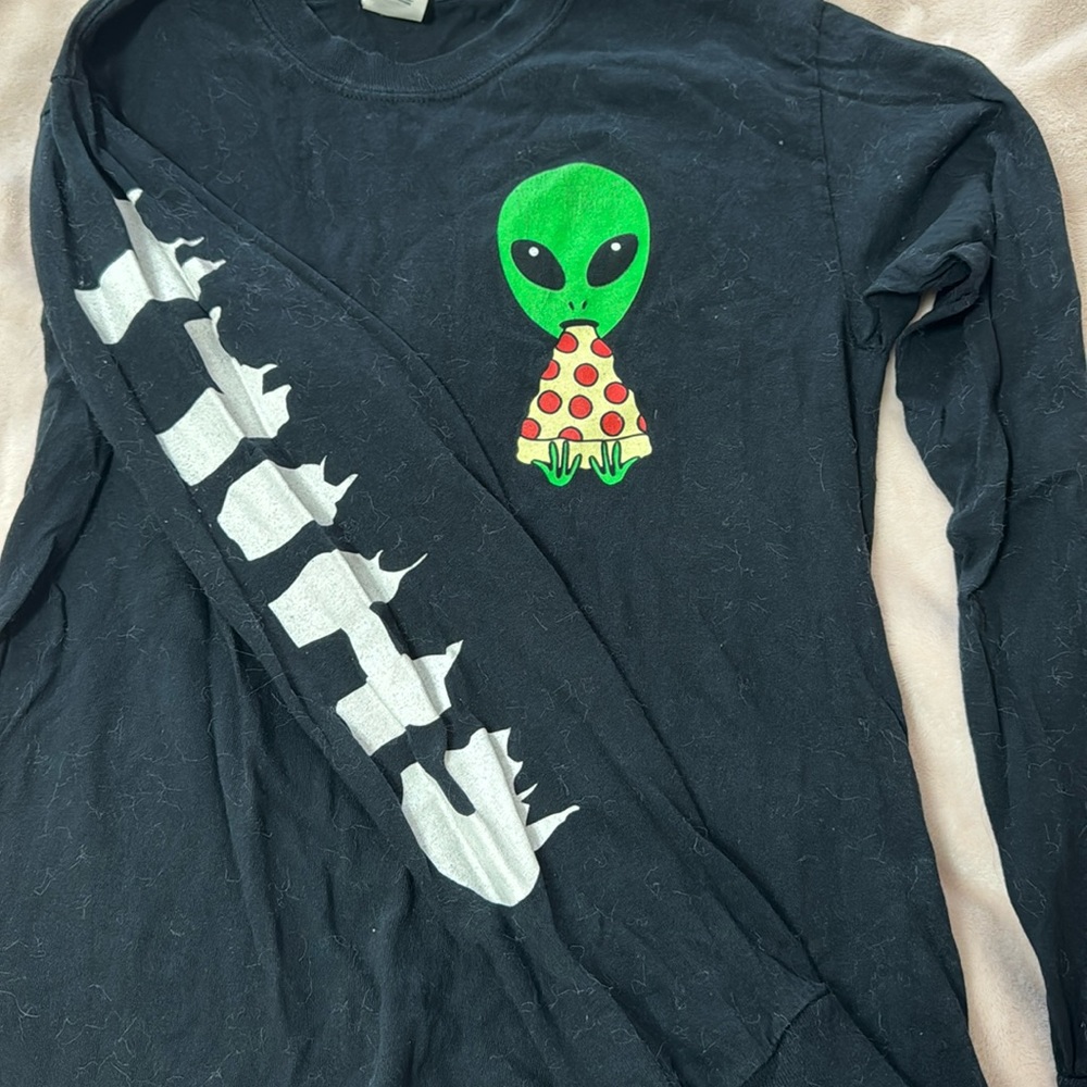 Chill alien pizza long sleeve